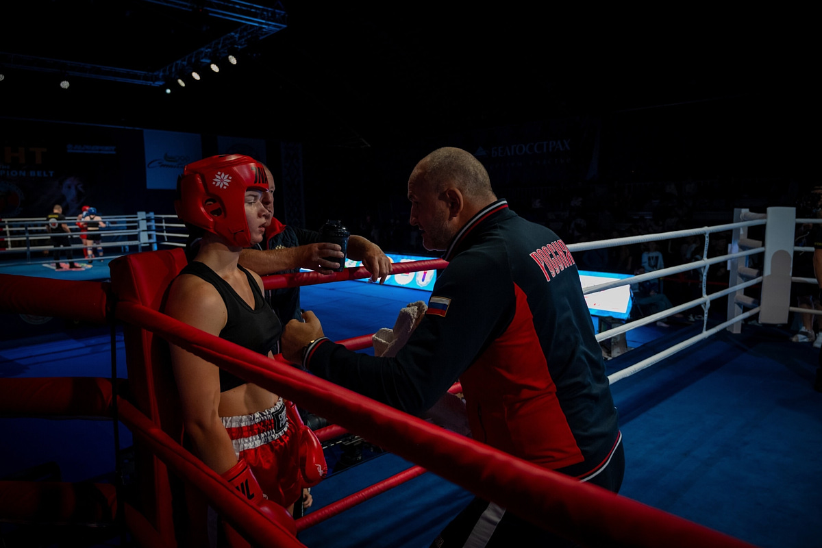 Владимирская модель Елена Охапкина выиграла золотую медаль на Кубке мира по кикбоксингу. Девушке не нашлось равных в дисциплине К-1. В полуфинале она отправила соперницу в нокаут, а в решающей схватке вырвала победу единогласным решением судей. Деталями триумфа она поделилась с «Ключ-Медиа»