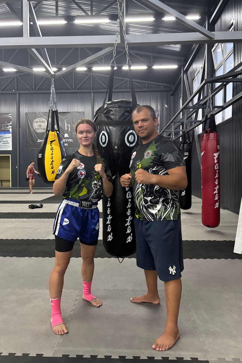 Владимирская модель Елена Охапкина выиграла золотую медаль на Кубке мира по кикбоксингу. Девушке не нашлось равных в дисциплине К-1. В полуфинале она отправила соперницу в нокаут, а в решающей схватке вырвала победу единогласным решением судей. Деталями триумфа она поделилась с «Ключ-Медиа»