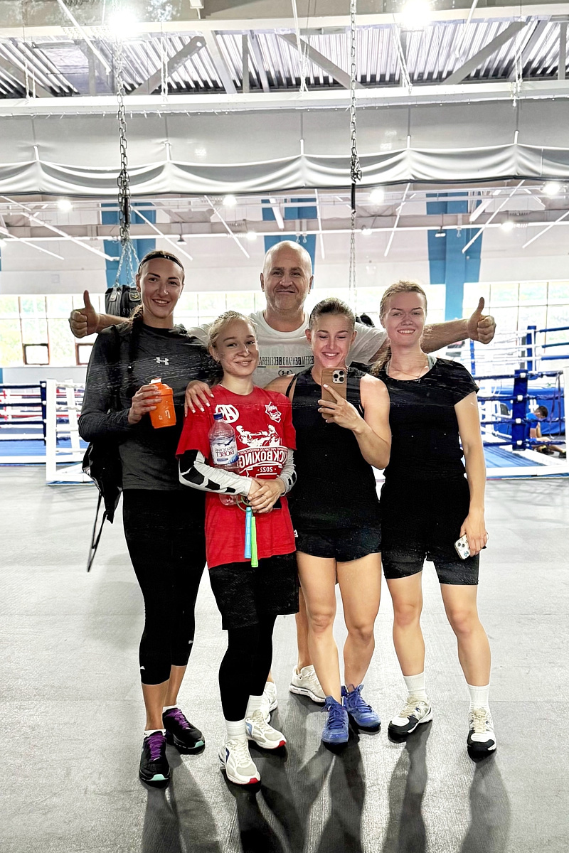 Владимирская модель Елена Охапкина выиграла золотую медаль на Кубке мира по кикбоксингу. Девушке не нашлось равных в дисциплине К-1. В полуфинале она отправила соперницу в нокаут, а в решающей схватке вырвала победу единогласным решением судей. Деталями триумфа она поделилась с «Ключ-Медиа»