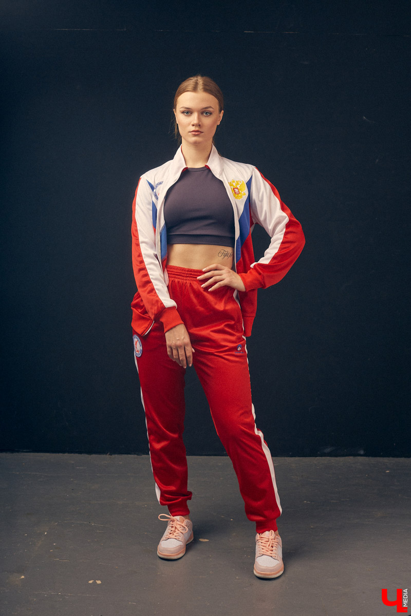 Владимирская модель Елена Охапкина выиграла золотую медаль на Кубке мира по кикбоксингу. Девушке не нашлось равных в дисциплине К-1. В полуфинале она отправила соперницу в нокаут, а в решающей схватке вырвала победу единогласным решением судей. Деталями триумфа она поделилась с «Ключ-Медиа»