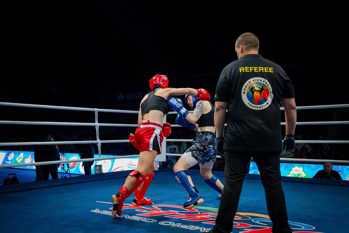 Владимирская модель Елена Охапкина выиграла золотую медаль на Кубке мира по кикбоксингу. Девушке не нашлось равных в дисциплине К-1. В полуфинале она отправила соперницу в нокаут, а в решающей схватке вырвала победу единогласным решением судей. Деталями триумфа она поделилась с «Ключ-Медиа»