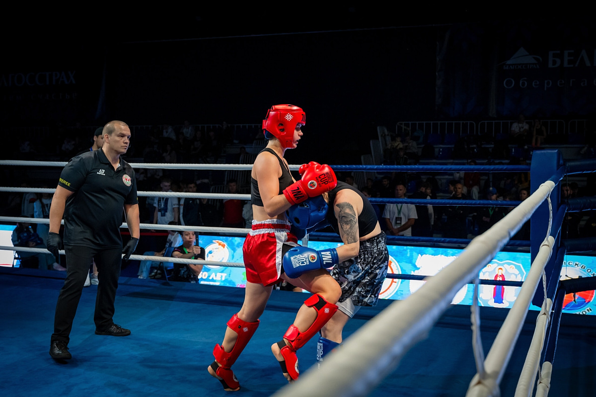 Владимирская модель Елена Охапкина выиграла золотую медаль на Кубке мира по кикбоксингу. Девушке не нашлось равных в дисциплине К-1. В полуфинале она отправила соперницу в нокаут, а в решающей схватке вырвала победу единогласным решением судей. Деталями триумфа она поделилась с «Ключ-Медиа»