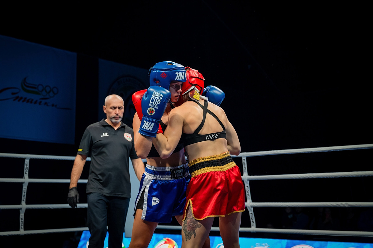 Владимирская модель Елена Охапкина выиграла золотую медаль на Кубке мира по кикбоксингу. Девушке не нашлось равных в дисциплине К-1. В полуфинале она отправила соперницу в нокаут, а в решающей схватке вырвала победу единогласным решением судей. Деталями триумфа она поделилась с «Ключ-Медиа»