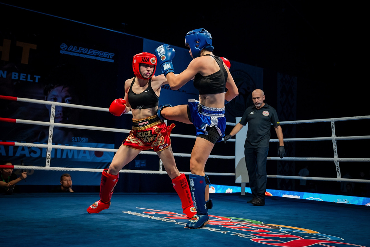 Владимирская модель Елена Охапкина выиграла золотую медаль на Кубке мира по кикбоксингу. Девушке не нашлось равных в дисциплине К-1. В полуфинале она отправила соперницу в нокаут, а в решающей схватке вырвала победу единогласным решением судей. Деталями триумфа она поделилась с «Ключ-Медиа»