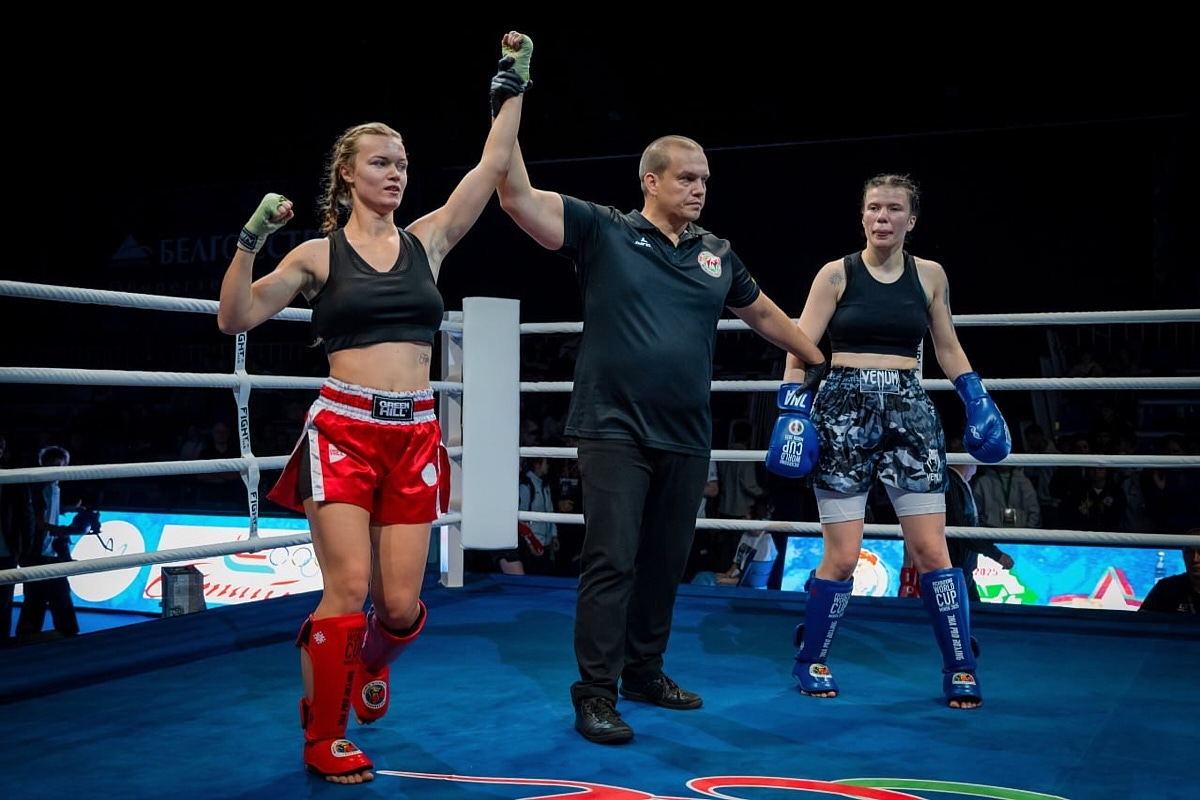 Владимирская модель Елена Охапкина выиграла золотую медаль на Кубке мира по кикбоксингу. Девушке не нашлось равных в дисциплине К-1. В полуфинале она отправила соперницу в нокаут, а в решающей схватке вырвала победу единогласным решением судей. Деталями триумфа она поделилась с «Ключ-Медиа»