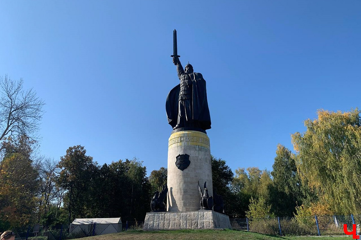 У каждого города нашей области есть социально-культурный портрет. Нарисовать его в шуточной форме решил владимирец Николай (Домовой). Автор использовал неписаные правила и местные фишки, чтобы составить короткие, но хлесткие характеристики населенных пунктов. Так на свет появился «Словарь выживания»