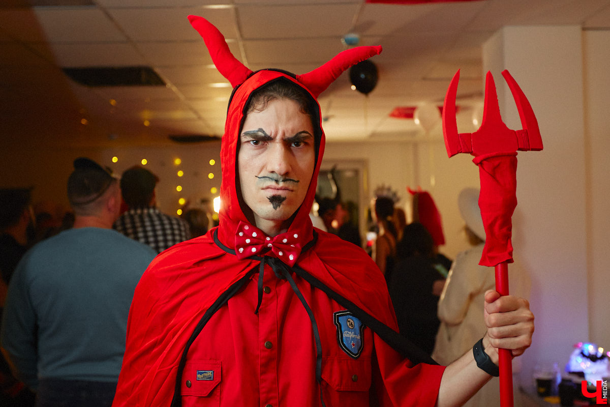 У каждого города нашей области есть социально-культурный портрет. Нарисовать его в шуточной форме решил владимирец Николай (Домовой). Автор использовал неписаные правила и местные фишки, чтобы составить короткие, но хлесткие характеристики населенных пунктов. Так на свет появился «Словарь выживания»