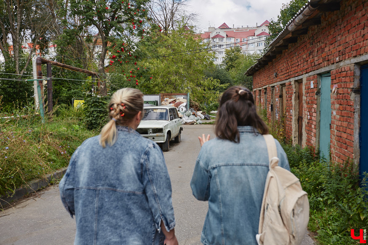 У каждого города нашей области есть социально-культурный портрет. Нарисовать его в шуточной форме решил владимирец Николай (Домовой). Автор использовал неписаные правила и местные фишки, чтобы составить короткие, но хлесткие характеристики населенных пунктов. Так на свет появился «Словарь выживания»