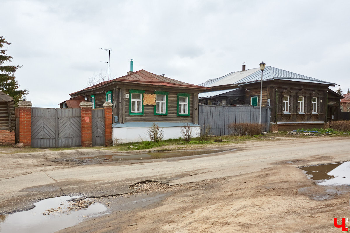У каждого города нашей области есть социально-культурный портрет. Нарисовать его в шуточной форме решил владимирец Николай (Домовой). Автор использовал неписаные правила и местные фишки, чтобы составить короткие, но хлесткие характеристики населенных пунктов. Так на свет появился «Словарь выживания»
