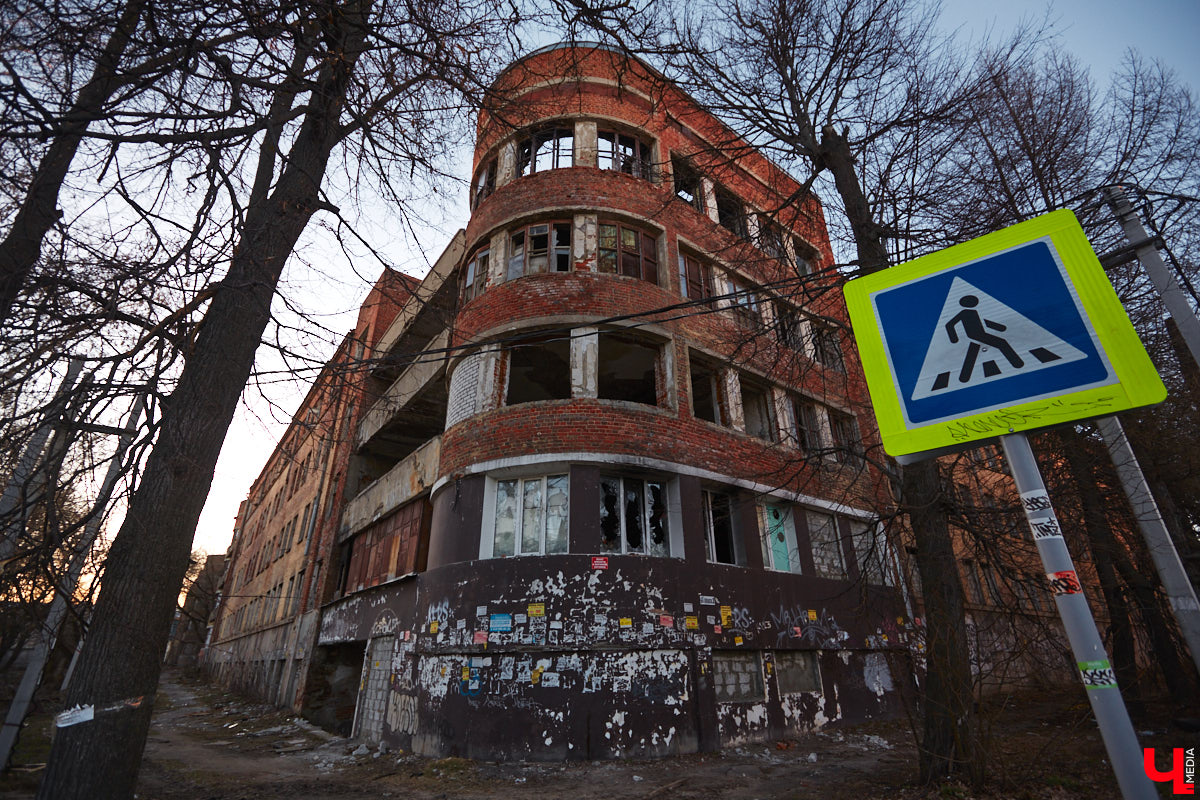 У каждого города нашей области есть социально-культурный портрет. Нарисовать его в шуточной форме решил владимирец Николай (Домовой). Автор использовал неписаные правила и местные фишки, чтобы составить короткие, но хлесткие характеристики населенных пунктов. Так на свет появился «Словарь выживания»