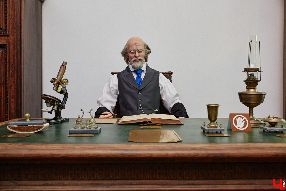 В «Старой аптеке» открылся демонстрационный зал с кабинетом провизора. А значит, у владимирцев и гостей города появился новый повод посетить экспозицию. Всё внимание на первого заведующего аптекой, Христофора Калкау. Манекен за столом – точная копия бронзовой фигуры на входе