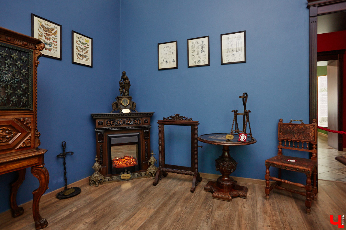 В «Старой аптеке» открылся демонстрационный зал с кабинетом провизора. А значит, у владимирцев и гостей города появился новый повод посетить экспозицию. Всё внимание на первого заведующего аптекой, Христофора Калкау. Манекен за столом – точная копия бронзовой фигуры на входе