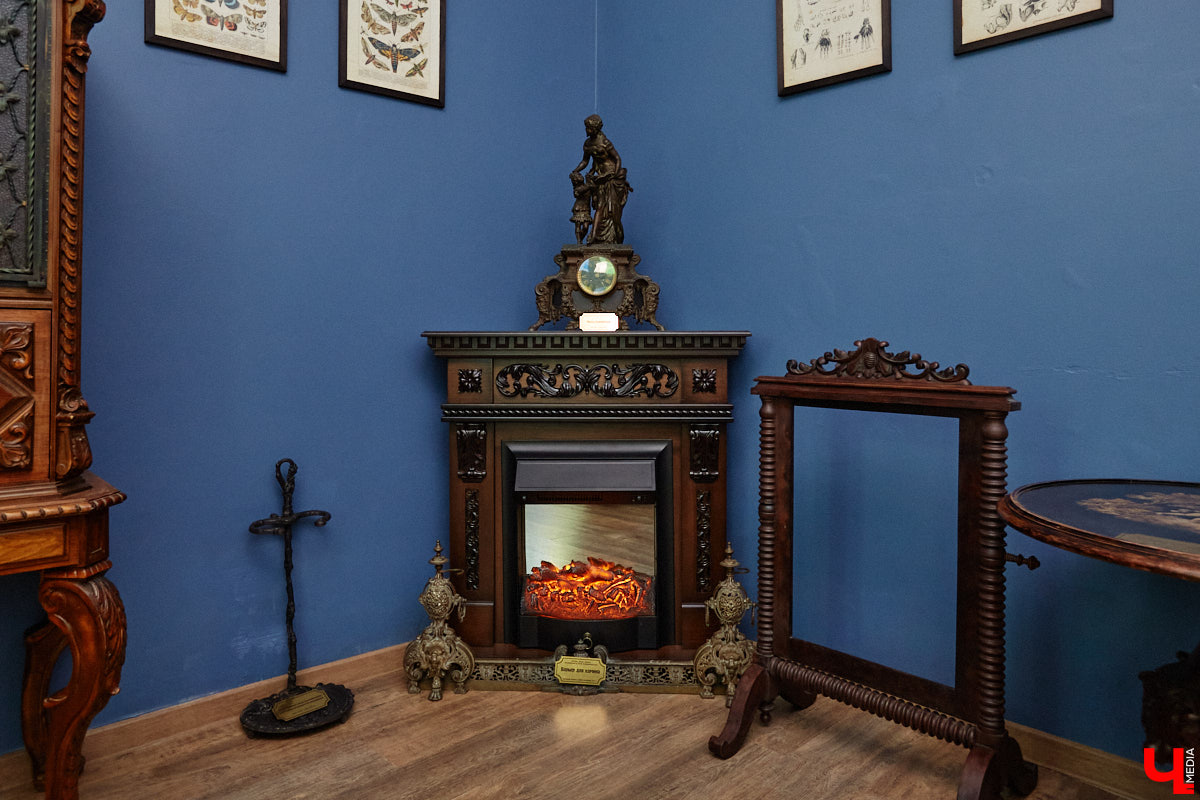 В «Старой аптеке» открылся демонстрационный зал с кабинетом провизора. А значит, у владимирцев и гостей города появился новый повод посетить экспозицию. Всё внимание на первого заведующего аптекой, Христофора Калкау. Манекен за столом – точная копия бронзовой фигуры на входе