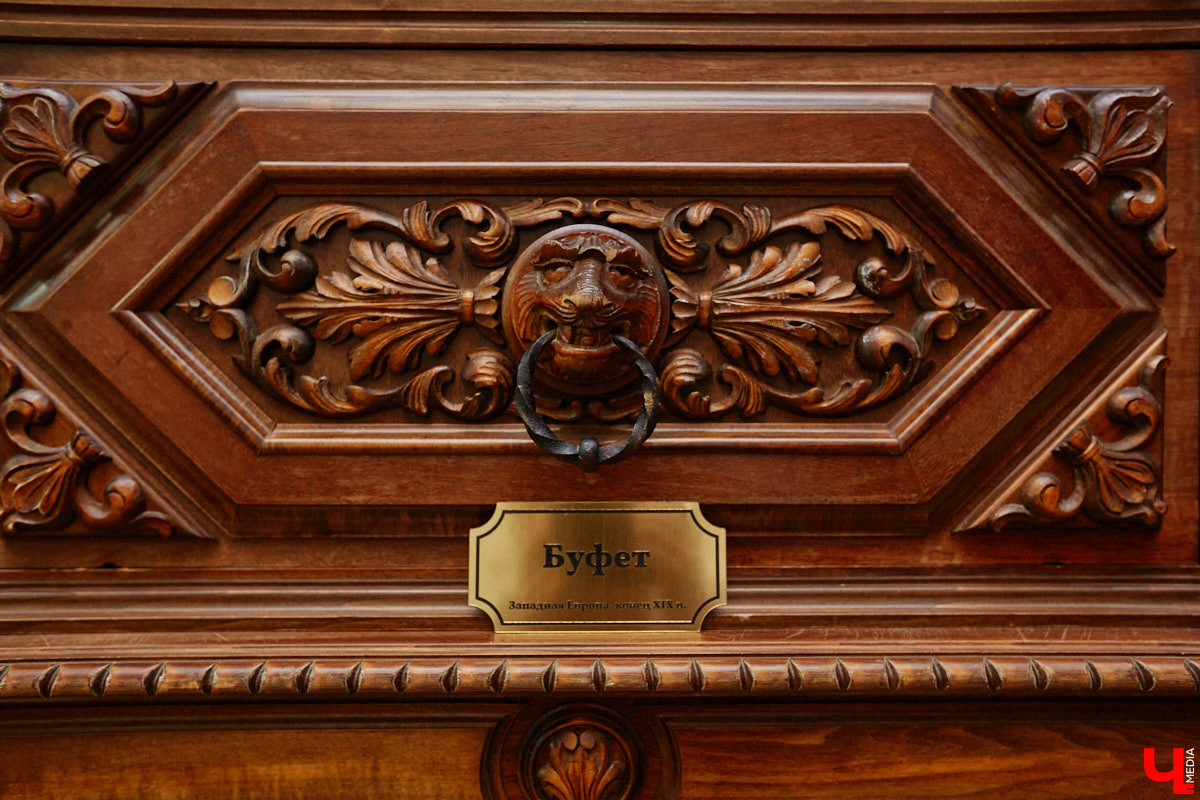 В «Старой аптеке» открылся демонстрационный зал с кабинетом провизора. А значит, у владимирцев и гостей города появился новый повод посетить экспозицию. Всё внимание на первого заведующего аптекой, Христофора Калкау. Манекен за столом – точная копия бронзовой фигуры на входе