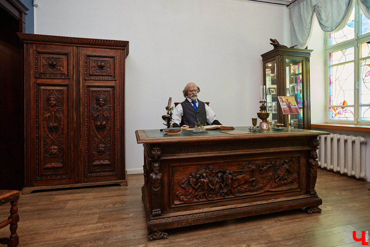 В «Старой аптеке» открылся демонстрационный зал с кабинетом провизора. А значит, у владимирцев и гостей города появился новый повод посетить экспозицию. Всё внимание на первого заведующего аптекой, Христофора Калкау. Манекен за столом – точная копия бронзовой фигуры на входе