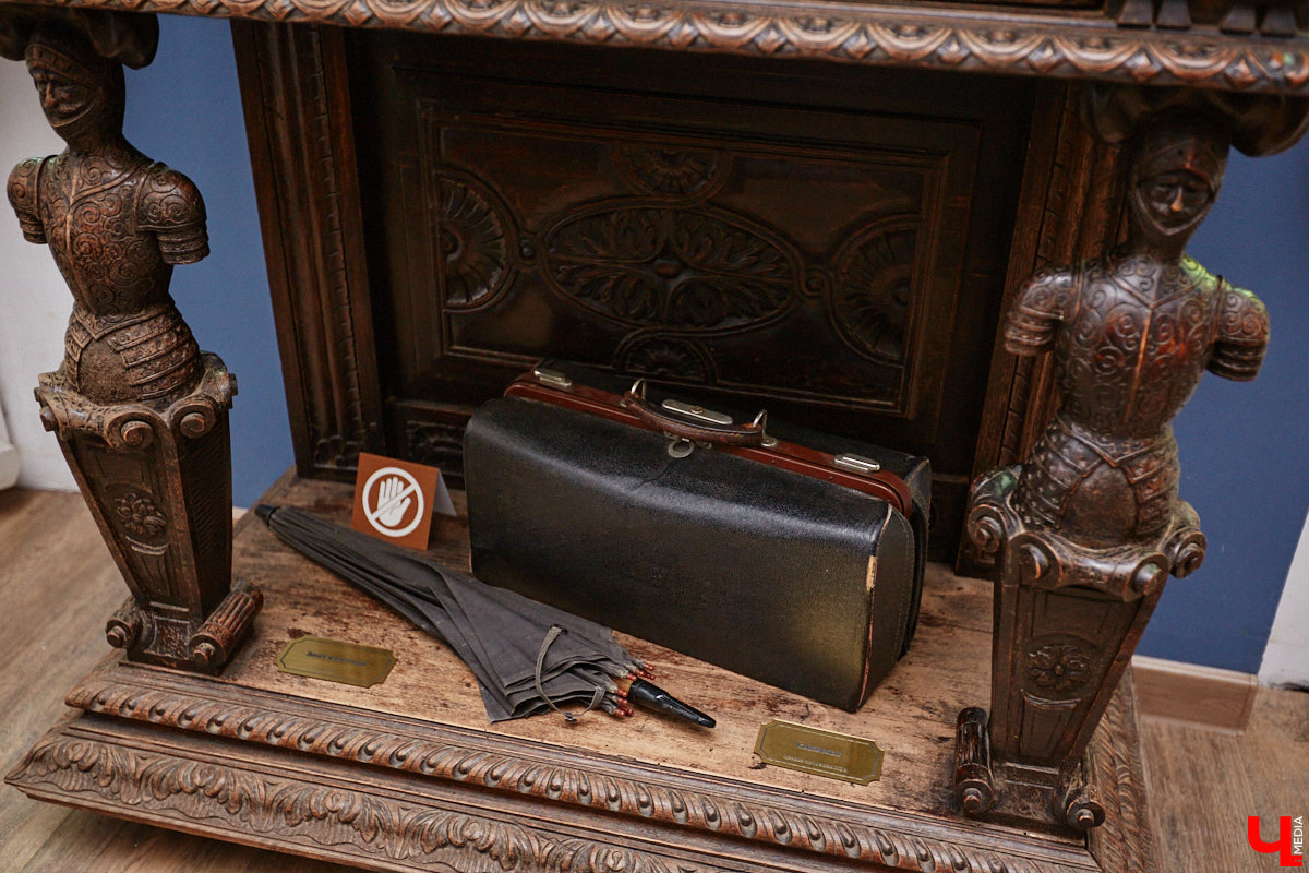 В «Старой аптеке» открылся демонстрационный зал с кабинетом провизора. А значит, у владимирцев и гостей города появился новый повод посетить экспозицию. Всё внимание на первого заведующего аптекой, Христофора Калкау. Манекен за столом – точная копия бронзовой фигуры на входе