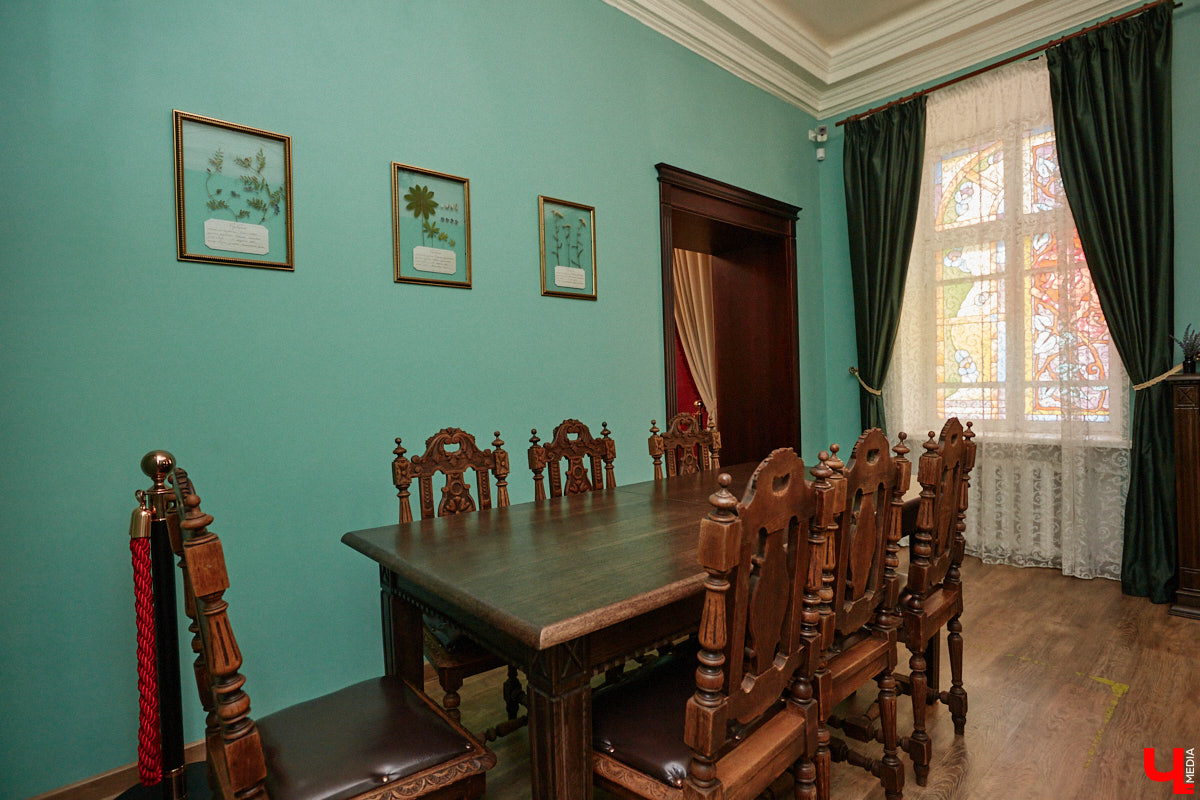 В «Старой аптеке» открылся демонстрационный зал с кабинетом провизора. А значит, у владимирцев и гостей города появился новый повод посетить экспозицию. Всё внимание на первого заведующего аптекой, Христофора Калкау. Манекен за столом – точная копия бронзовой фигуры на входе