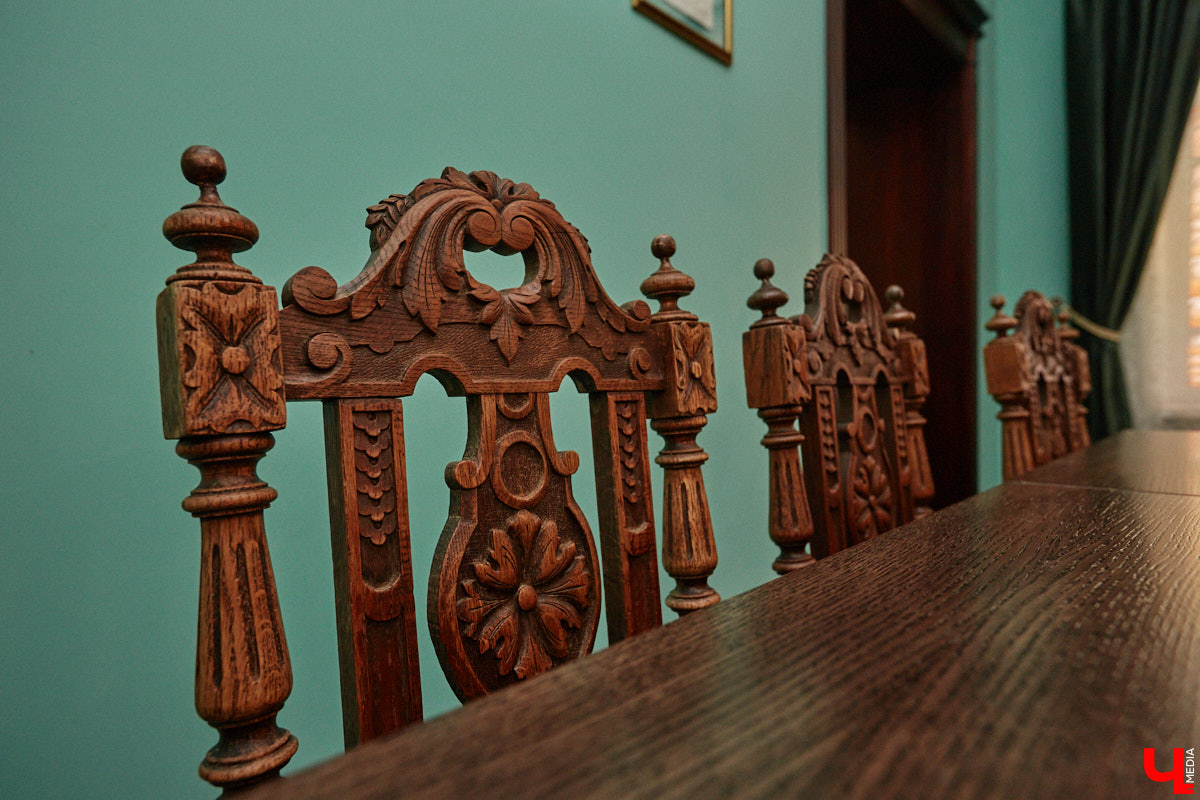 В «Старой аптеке» открылся демонстрационный зал с кабинетом провизора. А значит, у владимирцев и гостей города появился новый повод посетить экспозицию. Всё внимание на первого заведующего аптекой, Христофора Калкау. Манекен за столом – точная копия бронзовой фигуры на входе