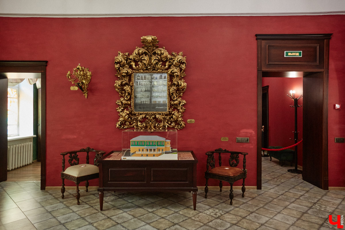 В «Старой аптеке» открылся демонстрационный зал с кабинетом провизора. А значит, у владимирцев и гостей города появился новый повод посетить экспозицию. Всё внимание на первого заведующего аптекой, Христофора Калкау. Манекен за столом – точная копия бронзовой фигуры на входе