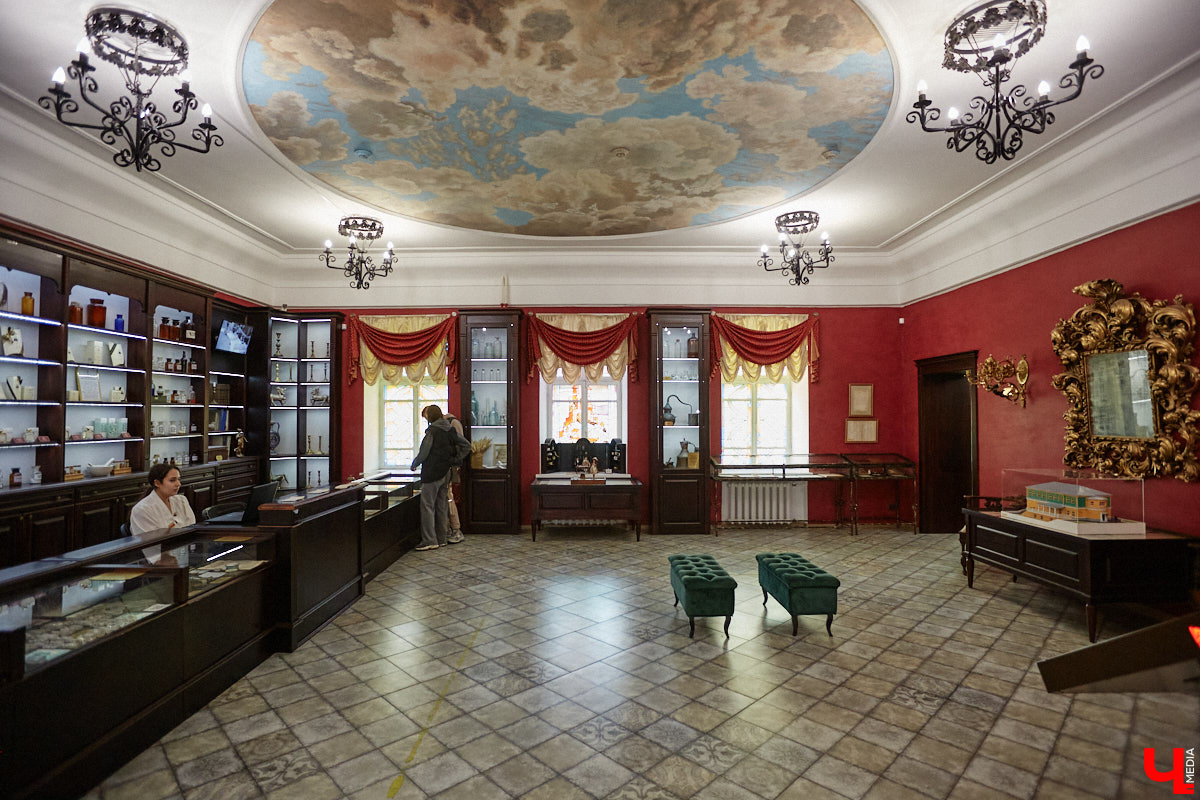 В «Старой аптеке» открылся демонстрационный зал с кабинетом провизора. А значит, у владимирцев и гостей города появился новый повод посетить экспозицию. Всё внимание на первого заведующего аптекой, Христофора Калкау. Манекен за столом – точная копия бронзовой фигуры на входе