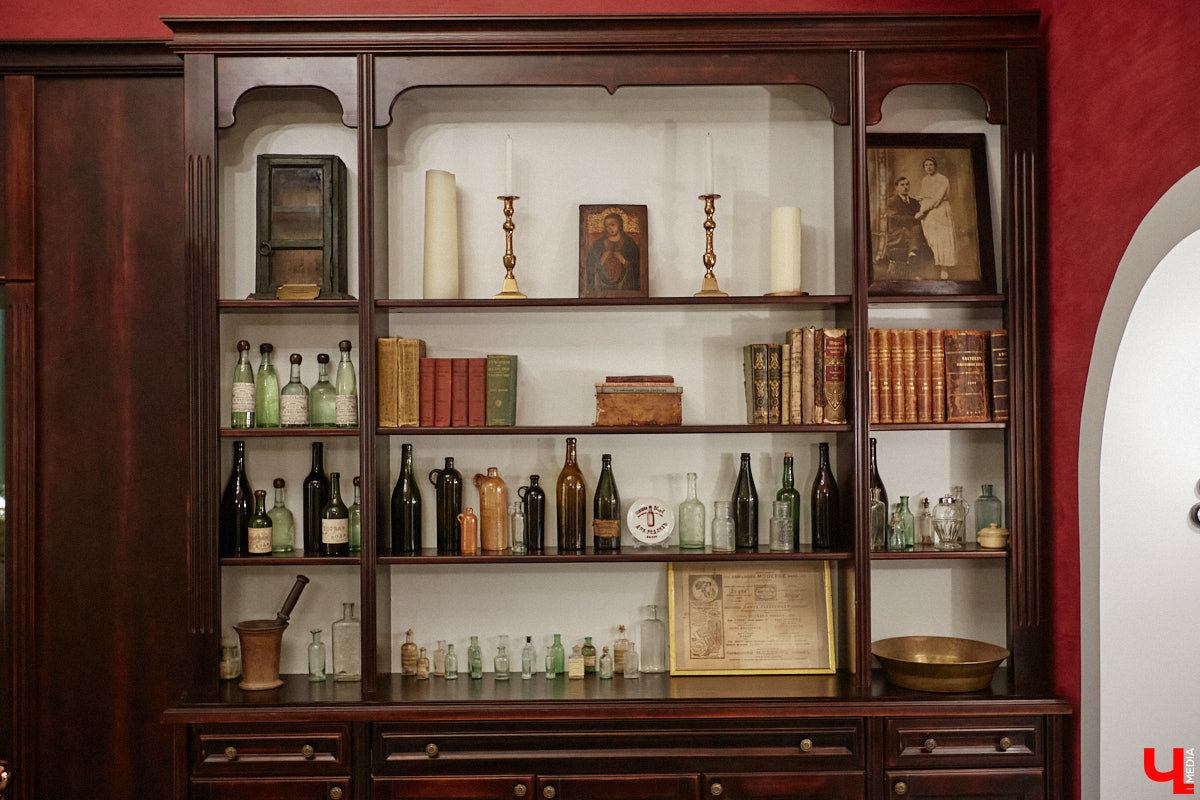 В «Старой аптеке» открылся демонстрационный зал с кабинетом провизора. А значит, у владимирцев и гостей города появился новый повод посетить экспозицию. Всё внимание на первого заведующего аптекой, Христофора Калкау. Манекен за столом – точная копия бронзовой фигуры на входе