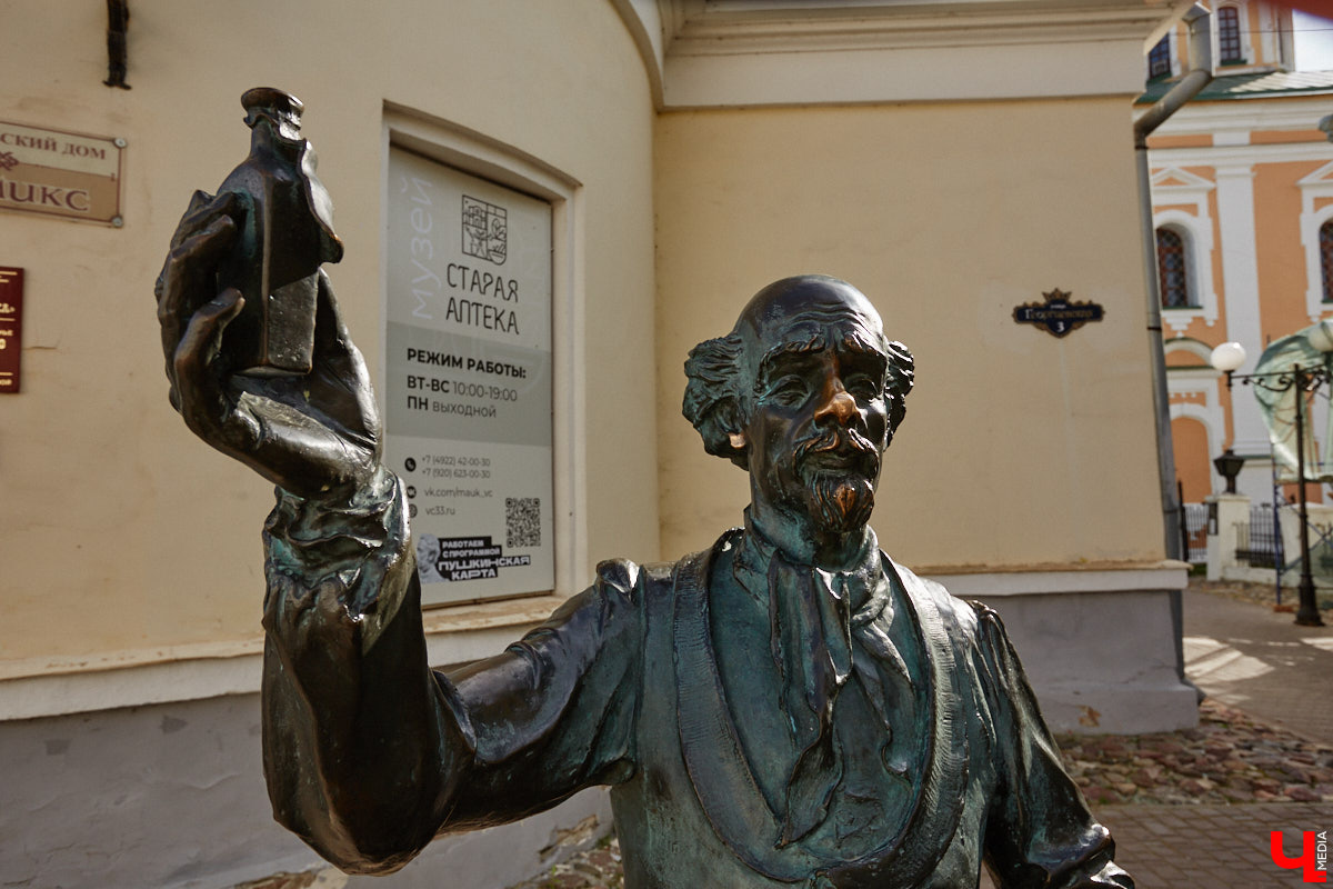 В «Старой аптеке» открылся демонстрационный зал с кабинетом провизора. А значит, у владимирцев и гостей города появился новый повод посетить экспозицию. Всё внимание на первого заведующего аптекой, Христофора Калкау. Манекен за столом – точная копия бронзовой фигуры на входе