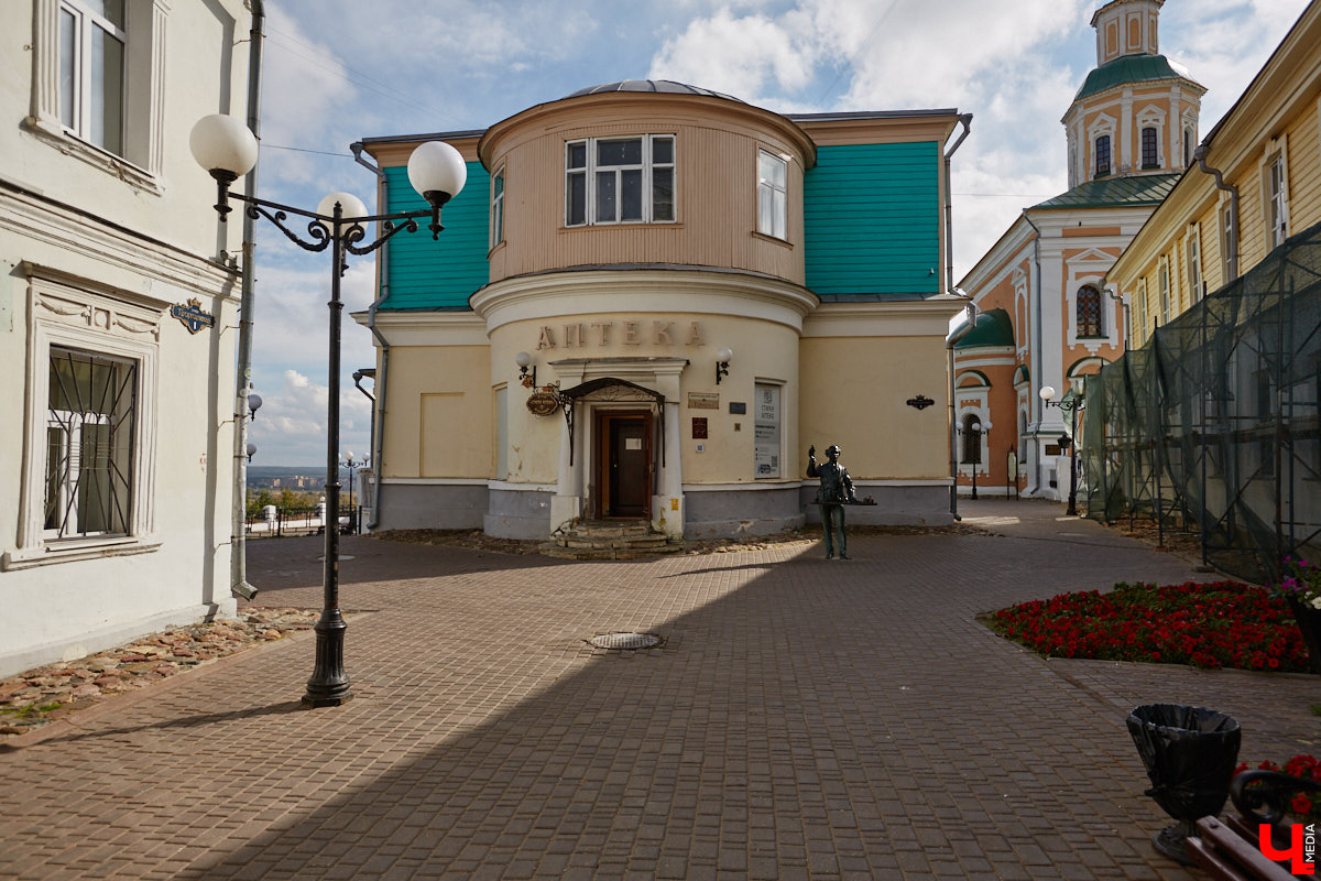 В «Старой аптеке» открылся демонстрационный зал с кабинетом провизора. А значит, у владимирцев и гостей города появился новый повод посетить экспозицию. Всё внимание на первого заведующего аптекой, Христофора Калкау. Манекен за столом – точная копия бронзовой фигуры на входе