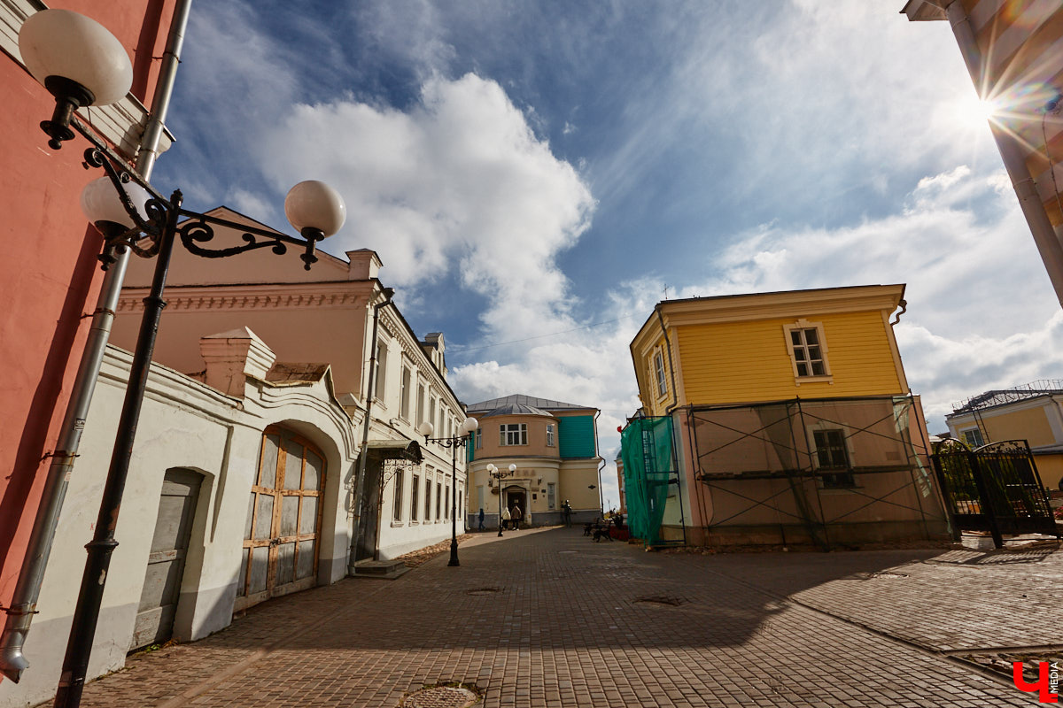 В «Старой аптеке» открылся демонстрационный зал с кабинетом провизора. А значит, у владимирцев и гостей города появился новый повод посетить экспозицию. Всё внимание на первого заведующего аптекой, Христофора Калкау. Манекен за столом – точная копия бронзовой фигуры на входе