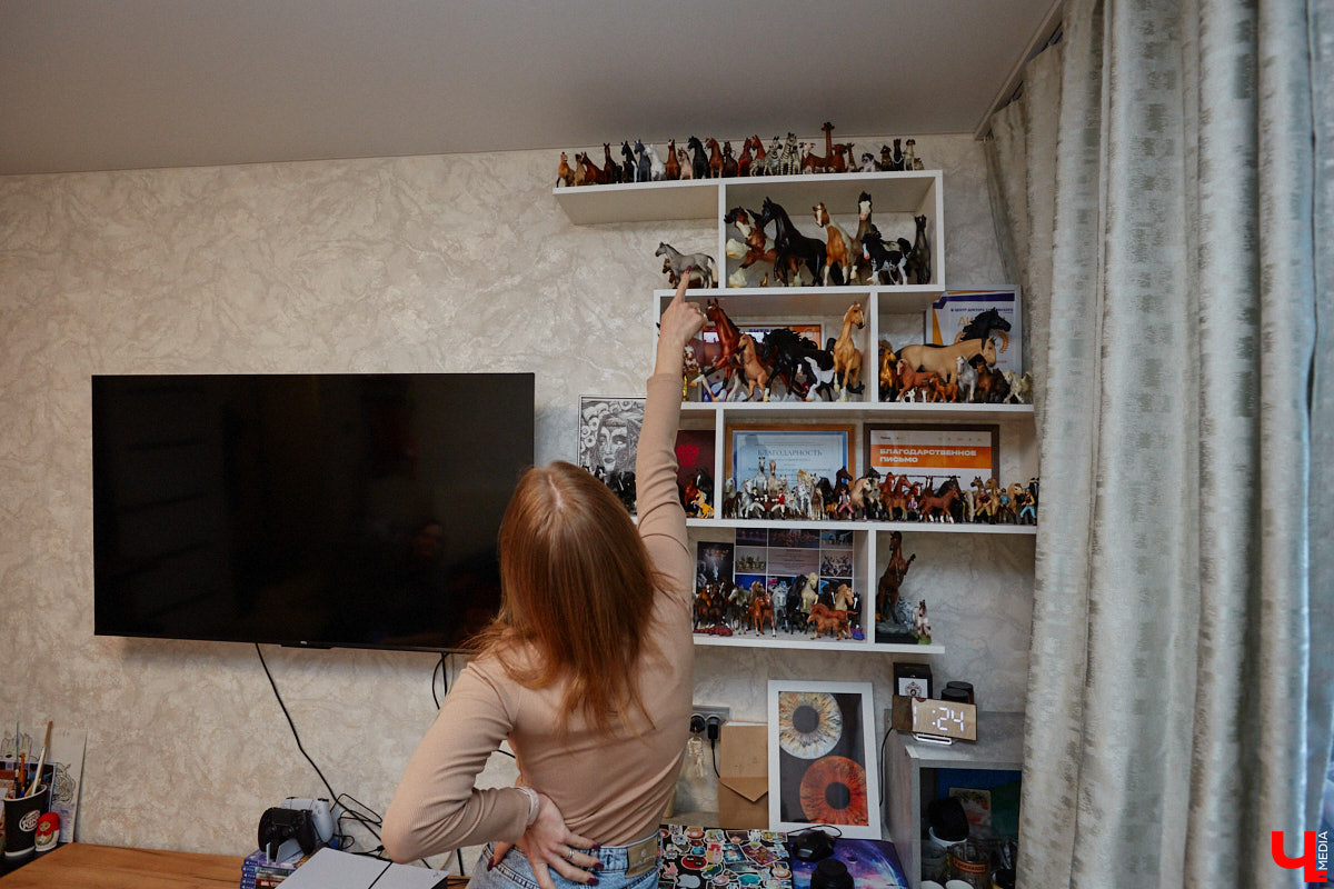 Любовь с первого взгляда. Именно это можно считать причиной появления коллекционных мини-лошадок на полках у Анастасии Лещинской. Собрание продолжает пополняться и сегодня, спустя 14 лет с момента приобретения первой фигурки. О самых редких и любимых статуэтках девушка рассказала «Ключ-Медиа»