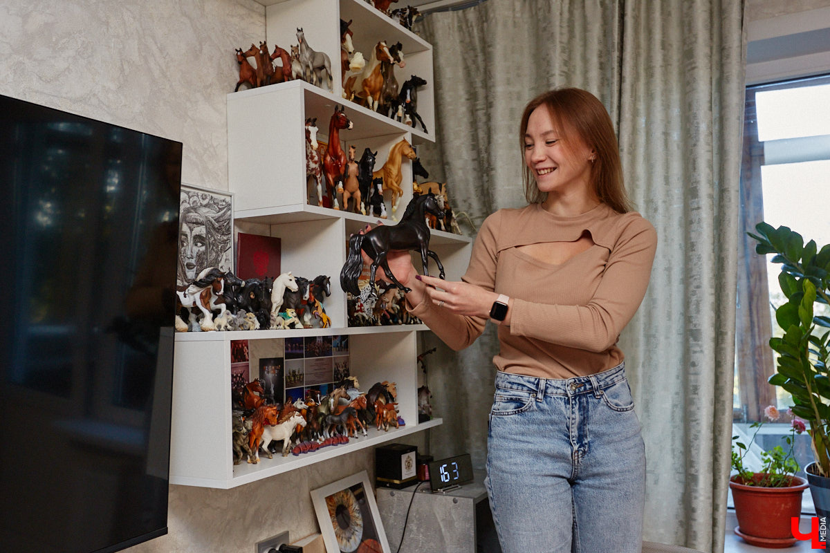 Любовь с первого взгляда. Именно это можно считать причиной появления коллекционных мини-лошадок на полках у Анастасии Лещинской. Собрание продолжает пополняться и сегодня, спустя 14 лет с момента приобретения первой фигурки. О самых редких и любимых статуэтках девушка рассказала «Ключ-Медиа»