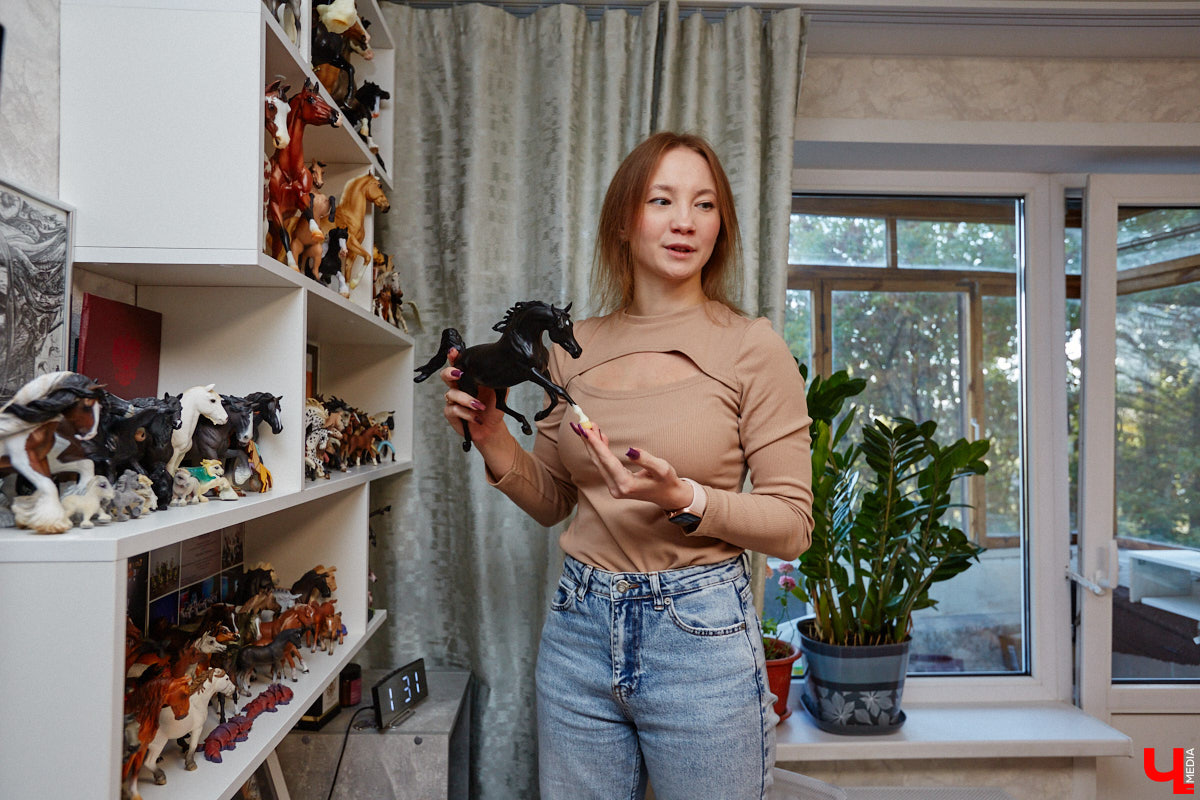 Любовь с первого взгляда. Именно это можно считать причиной появления коллекционных мини-лошадок на полках у Анастасии Лещинской. Собрание продолжает пополняться и сегодня, спустя 14 лет с момента приобретения первой фигурки. О самых редких и любимых статуэтках девушка рассказала «Ключ-Медиа»