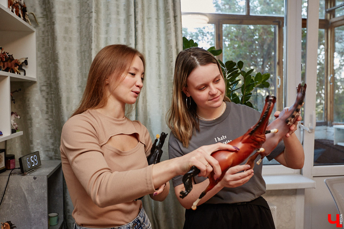 Любовь с первого взгляда. Именно это можно считать причиной появления коллекционных мини-лошадок на полках у Анастасии Лещинской. Собрание продолжает пополняться и сегодня, спустя 14 лет с момента приобретения первой фигурки. О самых редких и любимых статуэтках девушка рассказала «Ключ-Медиа»