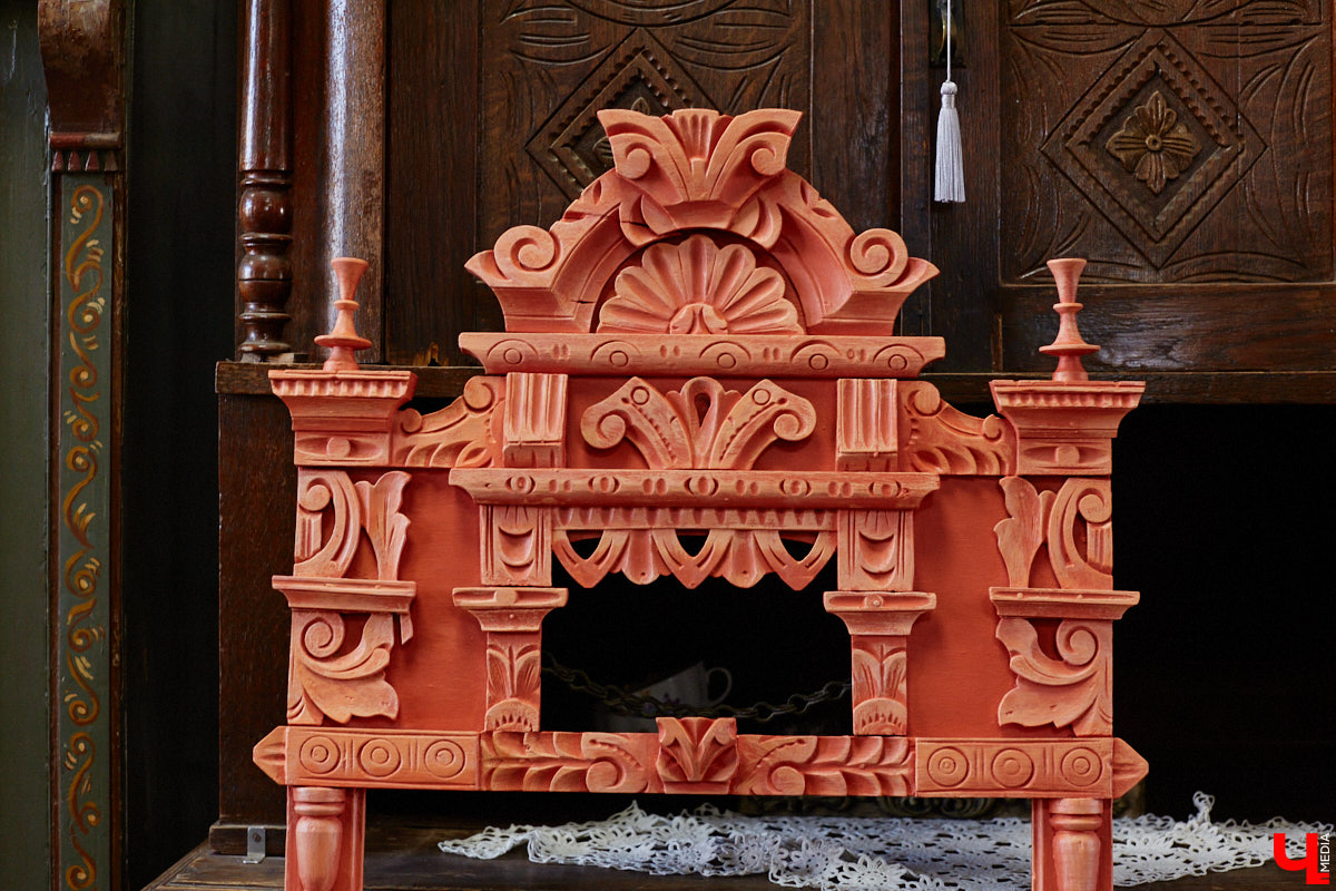 Маргарита Зинова возвращает к жизни старинные вещи. Это касается как мебели, так и элементов интерьера. Чудеса реставрации происходят в ее мастерской. «Ключ-Медиа» открыл для себя эту сокровищницу в 2023 году, и с тех пор там многое изменилось. Коллекция пополнилась новыми интересными раритетами, а еще их стало больше