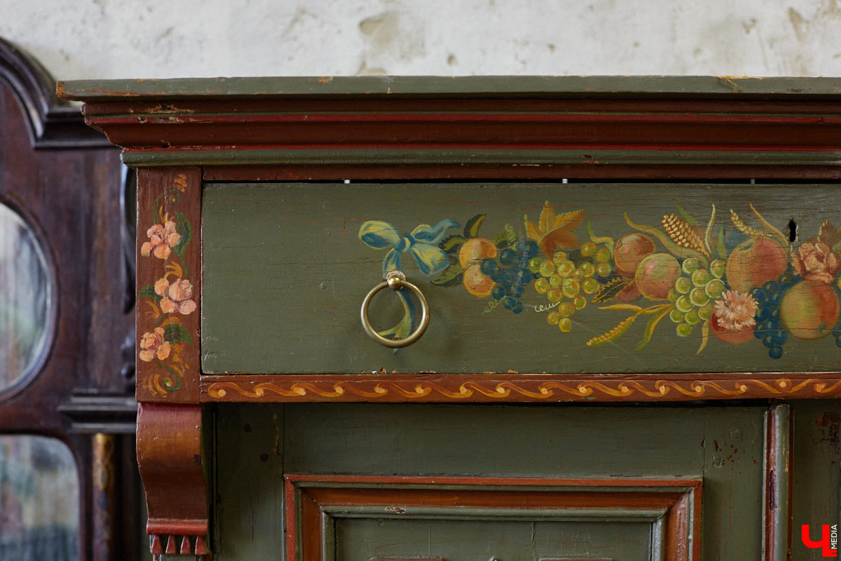 Маргарита Зинова возвращает к жизни старинные вещи. Это касается как мебели, так и элементов интерьера. Чудеса реставрации происходят в ее мастерской. «Ключ-Медиа» открыл для себя эту сокровищницу в 2023 году, и с тех пор там многое изменилось. Коллекция пополнилась новыми интересными раритетами, а еще их стало больше