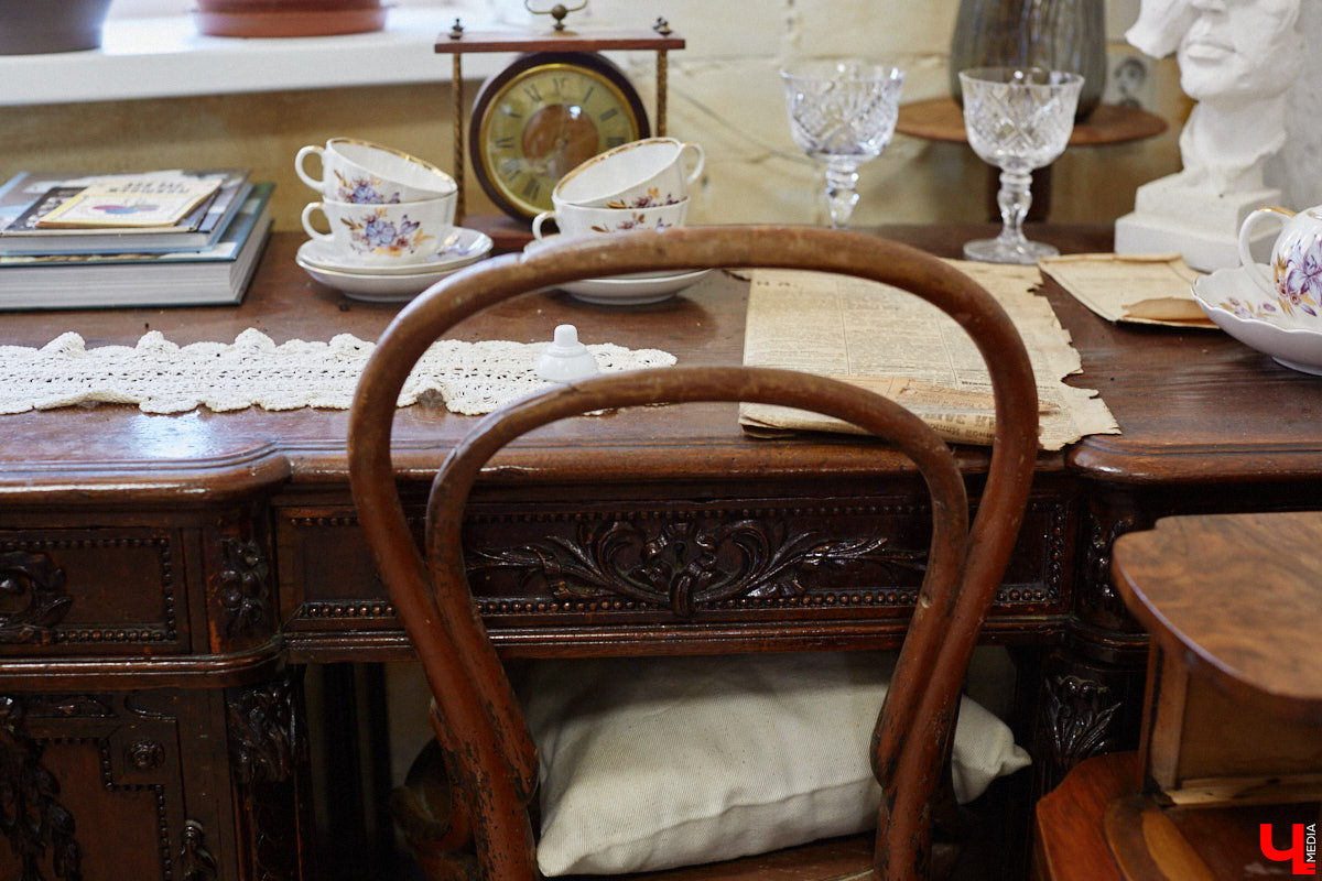 Маргарита Зинова возвращает к жизни старинные вещи. Это касается как мебели, так и элементов интерьера. Чудеса реставрации происходят в ее мастерской. «Ключ-Медиа» открыл для себя эту сокровищницу в 2023 году, и с тех пор там многое изменилось. Коллекция пополнилась новыми интересными раритетами, а еще их стало больше