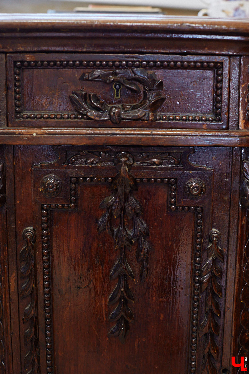 Маргарита Зинова возвращает к жизни старинные вещи. Это касается как мебели, так и элементов интерьера. Чудеса реставрации происходят в ее мастерской. «Ключ-Медиа» открыл для себя эту сокровищницу в 2023 году, и с тех пор там многое изменилось. Коллекция пополнилась новыми интересными раритетами, а еще их стало больше