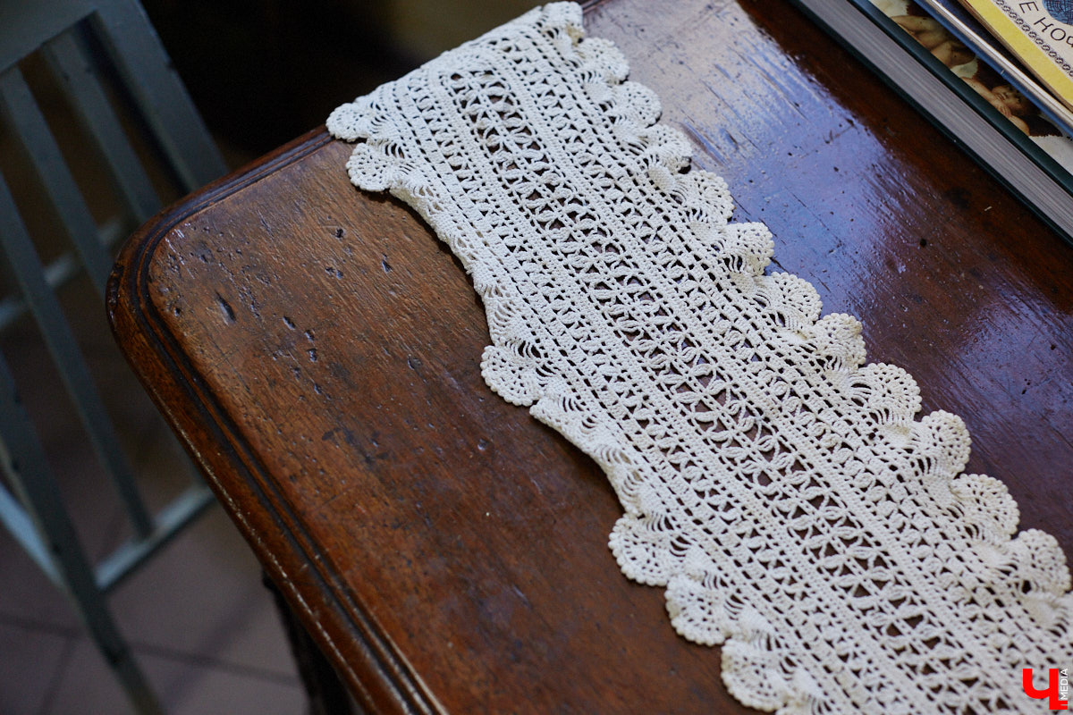 Маргарита Зинова возвращает к жизни старинные вещи. Это касается как мебели, так и элементов интерьера. Чудеса реставрации происходят в ее мастерской. «Ключ-Медиа» открыл для себя эту сокровищницу в 2023 году, и с тех пор там многое изменилось. Коллекция пополнилась новыми интересными раритетами, а еще их стало больше