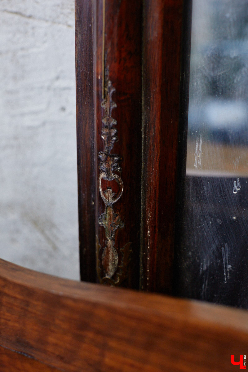 Маргарита Зинова возвращает к жизни старинные вещи. Это касается как мебели, так и элементов интерьера. Чудеса реставрации происходят в ее мастерской. «Ключ-Медиа» открыл для себя эту сокровищницу в 2023 году, и с тех пор там многое изменилось. Коллекция пополнилась новыми интересными раритетами, а еще их стало больше