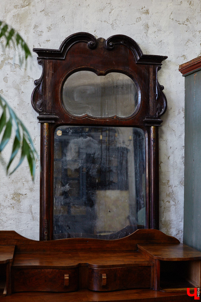 Маргарита Зинова возвращает к жизни старинные вещи. Это касается как мебели, так и элементов интерьера. Чудеса реставрации происходят в ее мастерской. «Ключ-Медиа» открыл для себя эту сокровищницу в 2023 году, и с тех пор там многое изменилось. Коллекция пополнилась новыми интересными раритетами, а еще их стало больше