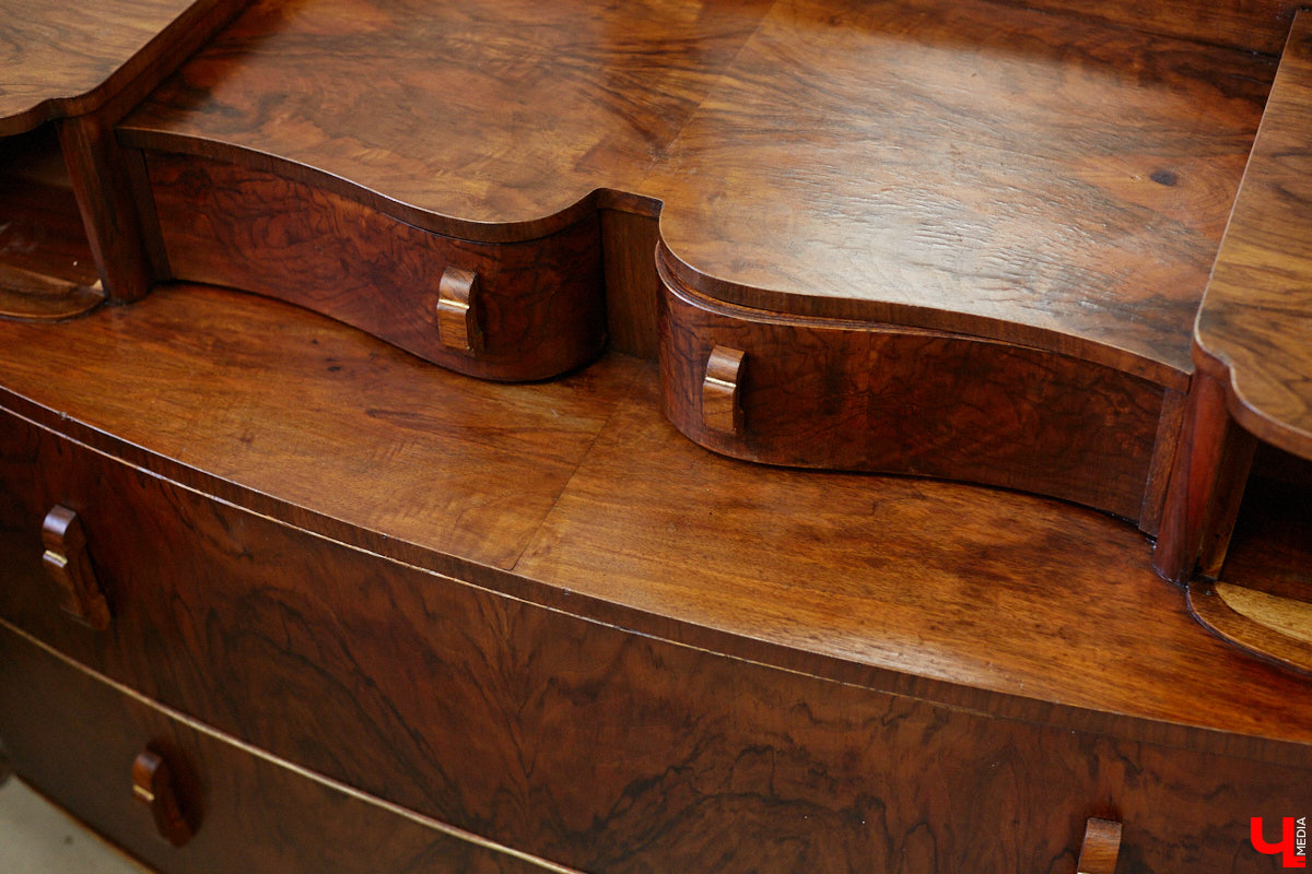 Маргарита Зинова возвращает к жизни старинные вещи. Это касается как мебели, так и элементов интерьера. Чудеса реставрации происходят в ее мастерской. «Ключ-Медиа» открыл для себя эту сокровищницу в 2023 году, и с тех пор там многое изменилось. Коллекция пополнилась новыми интересными раритетами, а еще их стало больше