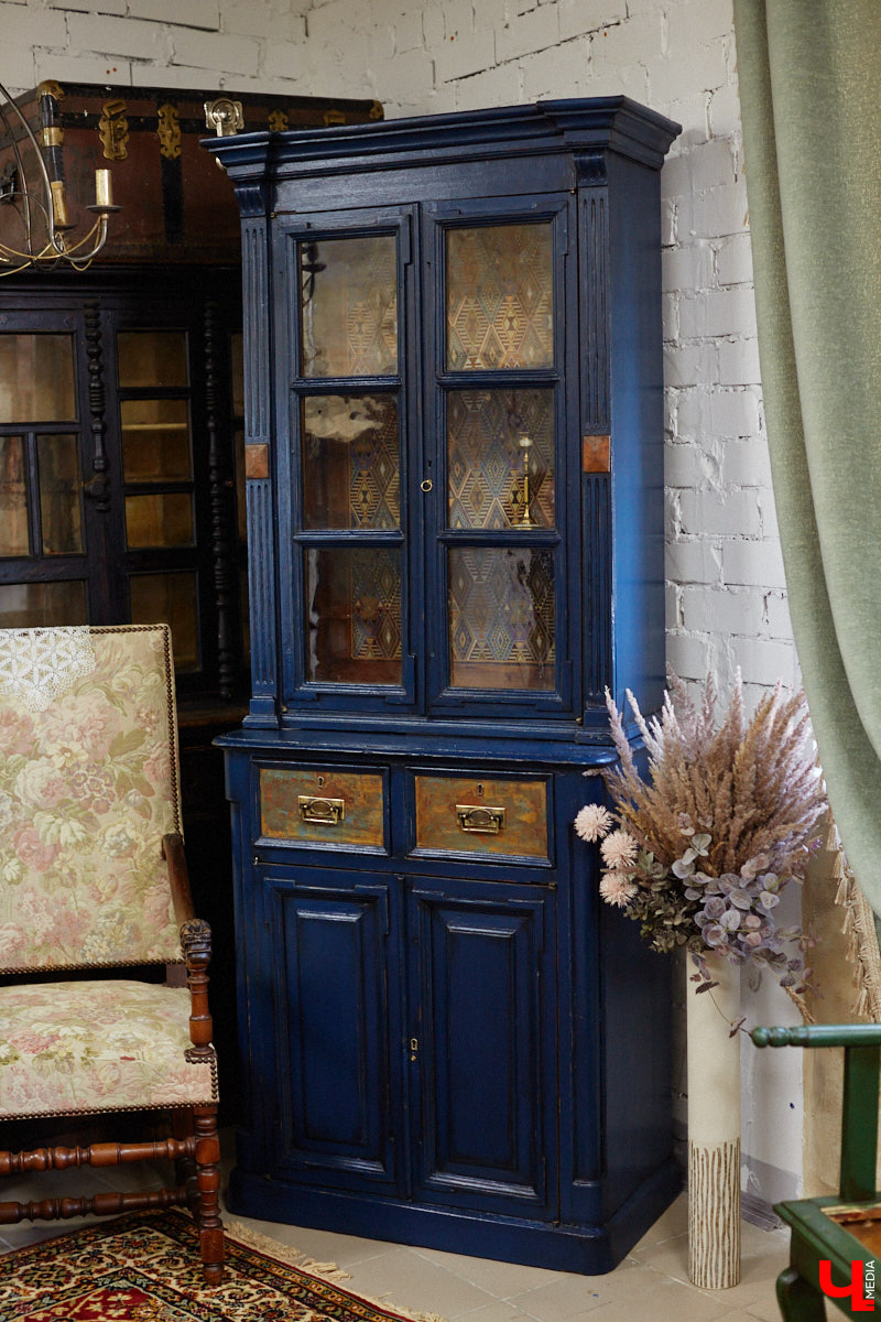 Маргарита Зинова возвращает к жизни старинные вещи. Это касается как мебели, так и элементов интерьера. Чудеса реставрации происходят в ее мастерской. «Ключ-Медиа» открыл для себя эту сокровищницу в 2023 году, и с тех пор там многое изменилось. Коллекция пополнилась новыми интересными раритетами, а еще их стало больше