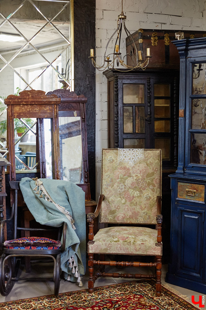 Маргарита Зинова возвращает к жизни старинные вещи. Это касается как мебели, так и элементов интерьера. Чудеса реставрации происходят в ее мастерской. «Ключ-Медиа» открыл для себя эту сокровищницу в 2023 году, и с тех пор там многое изменилось. Коллекция пополнилась новыми интересными раритетами, а еще их стало больше