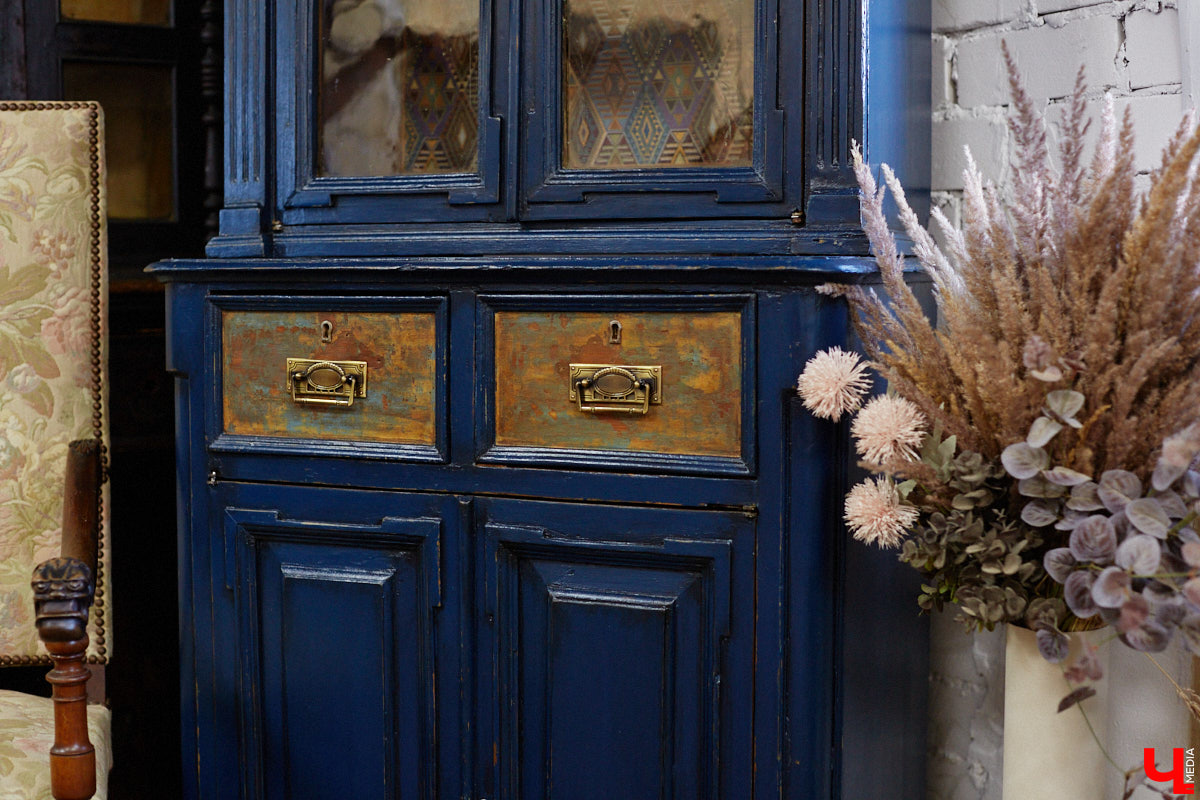 Маргарита Зинова возвращает к жизни старинные вещи. Это касается как мебели, так и элементов интерьера. Чудеса реставрации происходят в ее мастерской. «Ключ-Медиа» открыл для себя эту сокровищницу в 2023 году, и с тех пор там многое изменилось. Коллекция пополнилась новыми интересными раритетами, а еще их стало больше