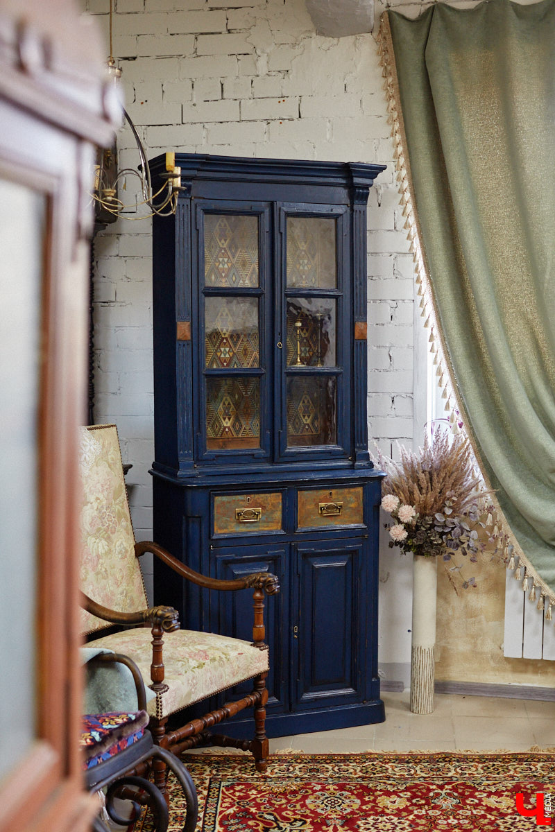 Маргарита Зинова возвращает к жизни старинные вещи. Это касается как мебели, так и элементов интерьера. Чудеса реставрации происходят в ее мастерской. «Ключ-Медиа» открыл для себя эту сокровищницу в 2023 году, и с тех пор там многое изменилось. Коллекция пополнилась новыми интересными раритетами, а еще их стало больше