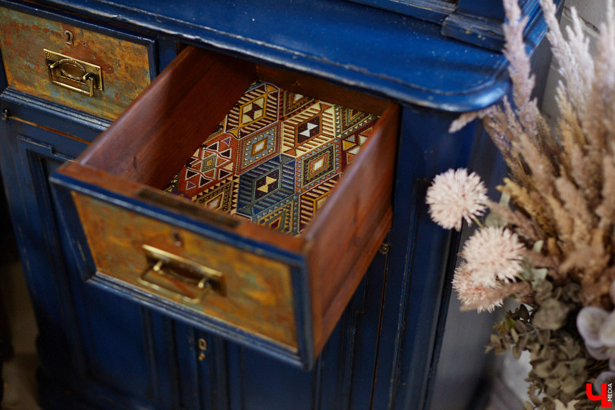 Маргарита Зинова возвращает к жизни старинные вещи. Это касается как мебели, так и элементов интерьера. Чудеса реставрации происходят в ее мастерской. «Ключ-Медиа» открыл для себя эту сокровищницу в 2023 году, и с тех пор там многое изменилось. Коллекция пополнилась новыми интересными раритетами, а еще их стало больше