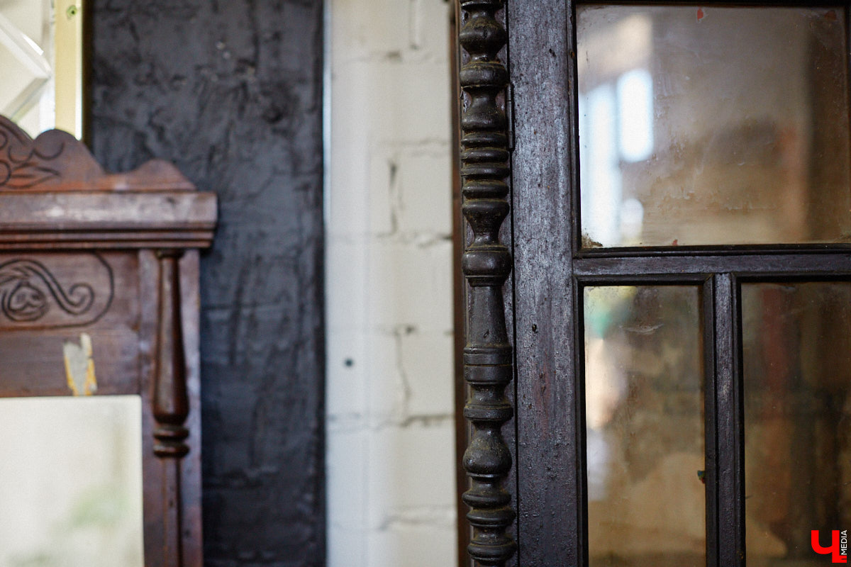 Маргарита Зинова возвращает к жизни старинные вещи. Это касается как мебели, так и элементов интерьера. Чудеса реставрации происходят в ее мастерской. «Ключ-Медиа» открыл для себя эту сокровищницу в 2023 году, и с тех пор там многое изменилось. Коллекция пополнилась новыми интересными раритетами, а еще их стало больше