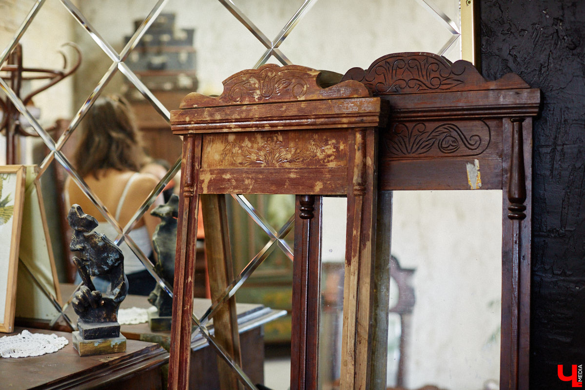 Маргарита Зинова возвращает к жизни старинные вещи. Это касается как мебели, так и элементов интерьера. Чудеса реставрации происходят в ее мастерской. «Ключ-Медиа» открыл для себя эту сокровищницу в 2023 году, и с тех пор там многое изменилось. Коллекция пополнилась новыми интересными раритетами, а еще их стало больше