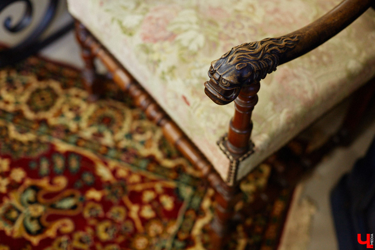 Маргарита Зинова возвращает к жизни старинные вещи. Это касается как мебели, так и элементов интерьера. Чудеса реставрации происходят в ее мастерской. «Ключ-Медиа» открыл для себя эту сокровищницу в 2023 году, и с тех пор там многое изменилось. Коллекция пополнилась новыми интересными раритетами, а еще их стало больше