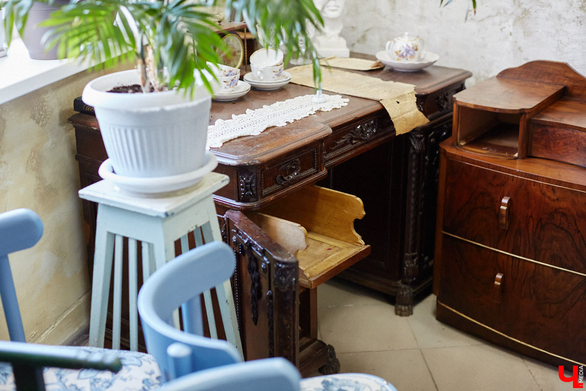 Маргарита Зинова возвращает к жизни старинные вещи. Это касается как мебели, так и элементов интерьера. Чудеса реставрации происходят в ее мастерской. «Ключ-Медиа» открыл для себя эту сокровищницу в 2023 году, и с тех пор там многое изменилось. Коллекция пополнилась новыми интересными раритетами, а еще их стало больше