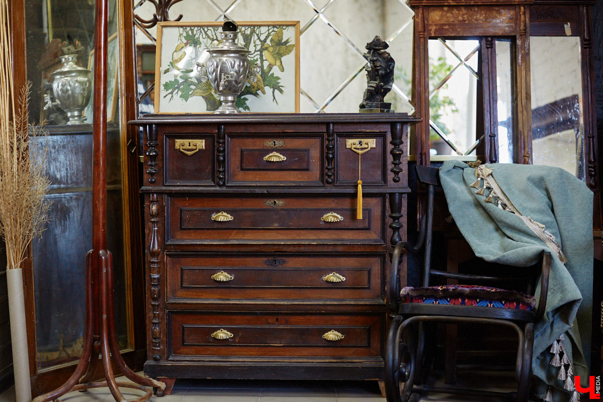 Маргарита Зинова возвращает к жизни старинные вещи. Это касается как мебели, так и элементов интерьера. Чудеса реставрации происходят в ее мастерской. «Ключ-Медиа» открыл для себя эту сокровищницу в 2023 году, и с тех пор там многое изменилось. Коллекция пополнилась новыми интересными раритетами, а еще их стало больше